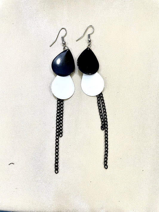 Black white dangle earring